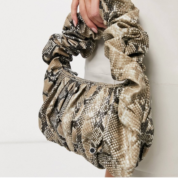 ASOS DESIGN Super Ruched Snake Print Bag - Picture 3 of 4